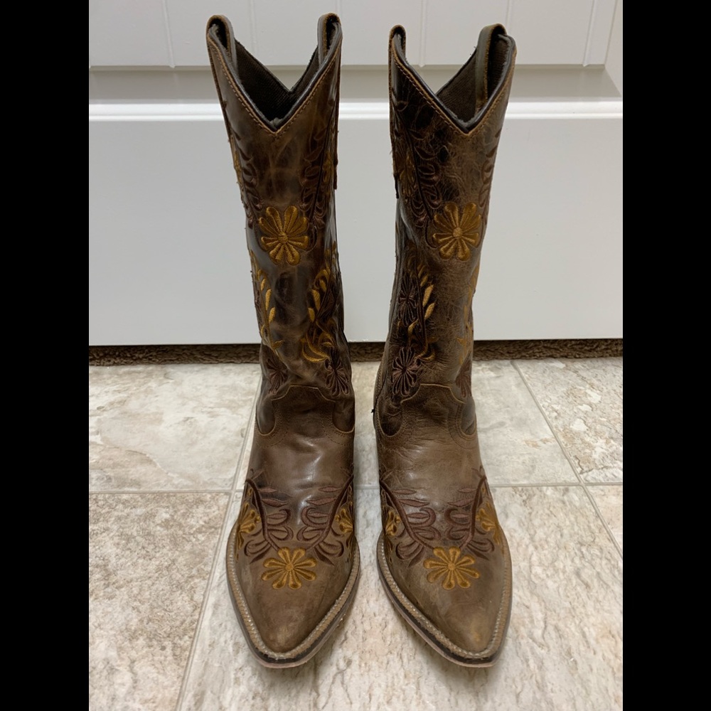 Rawhide Floral Embroidered Pointed Toe Boots, s 8